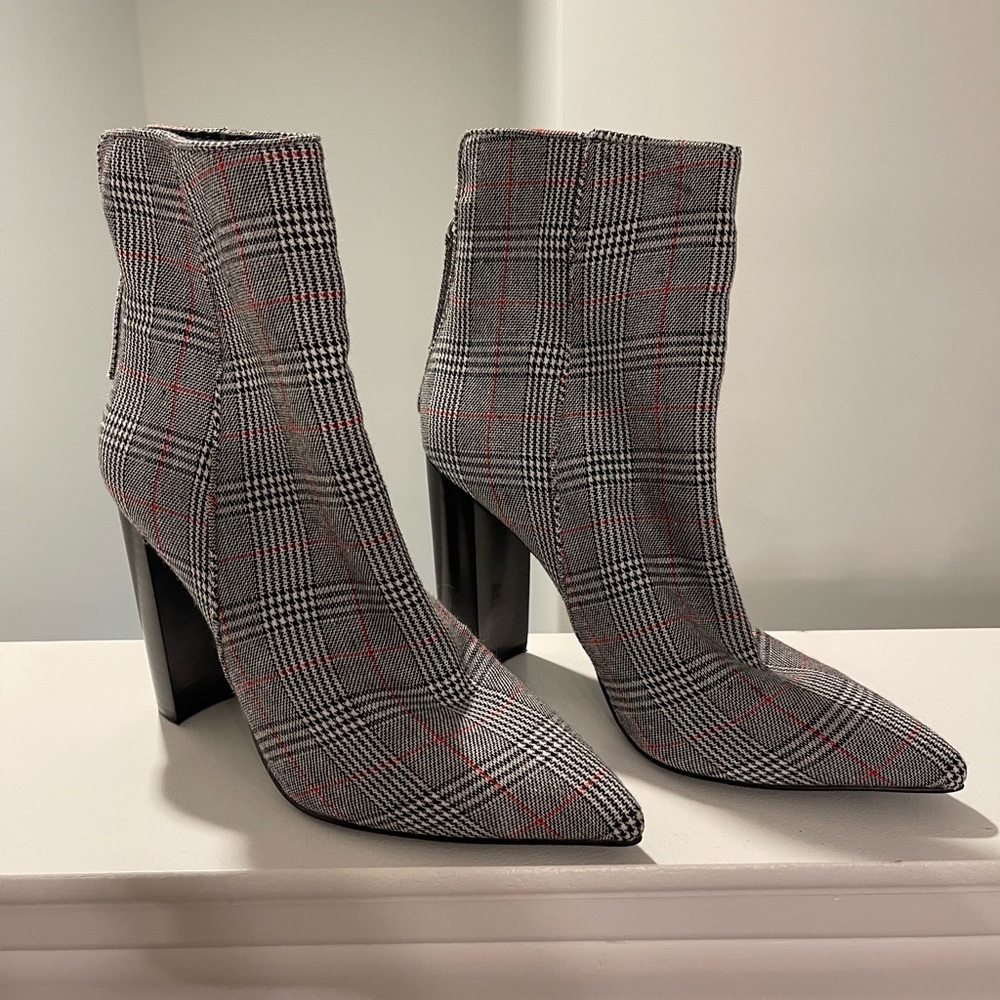Steve Madden Plaid Ankle Boots w/ Black Block Heel (W7.5)